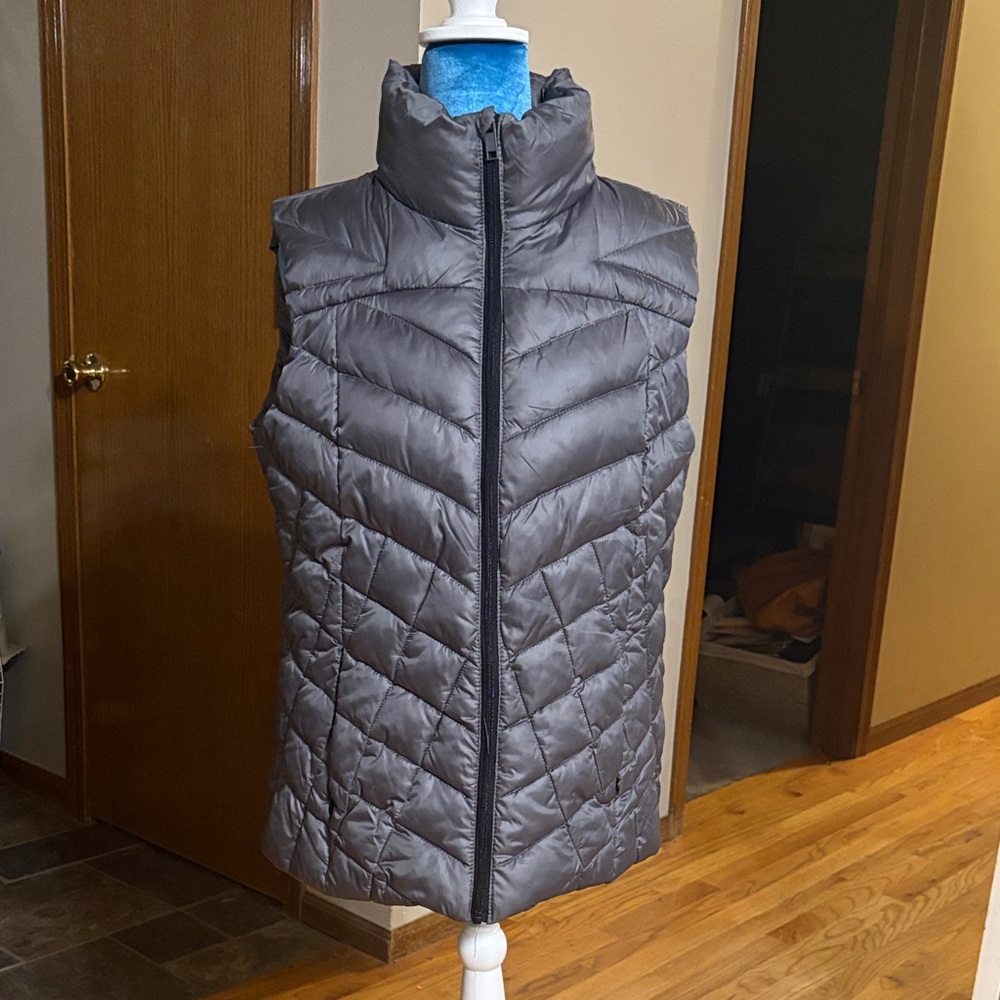 Big Chill Quilted Puffer Vest in Charcoal Gray